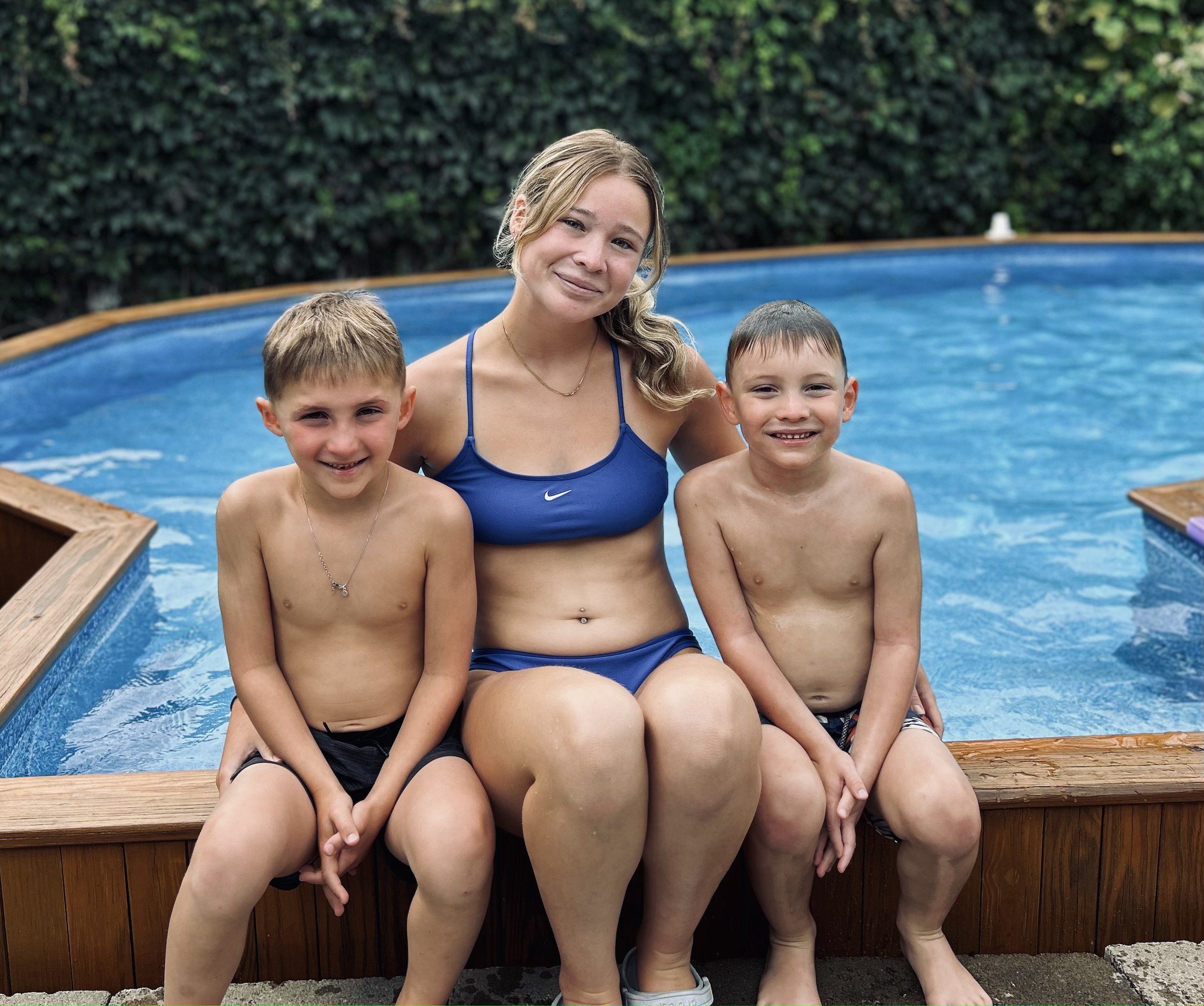 Mathilde, fondatrice et monitrice de chez AquaStars et 2 jeunes élèves