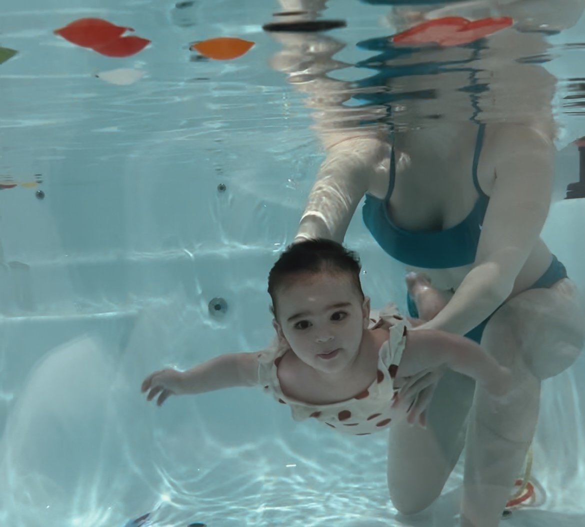 Cours pour bébé dans la piscine