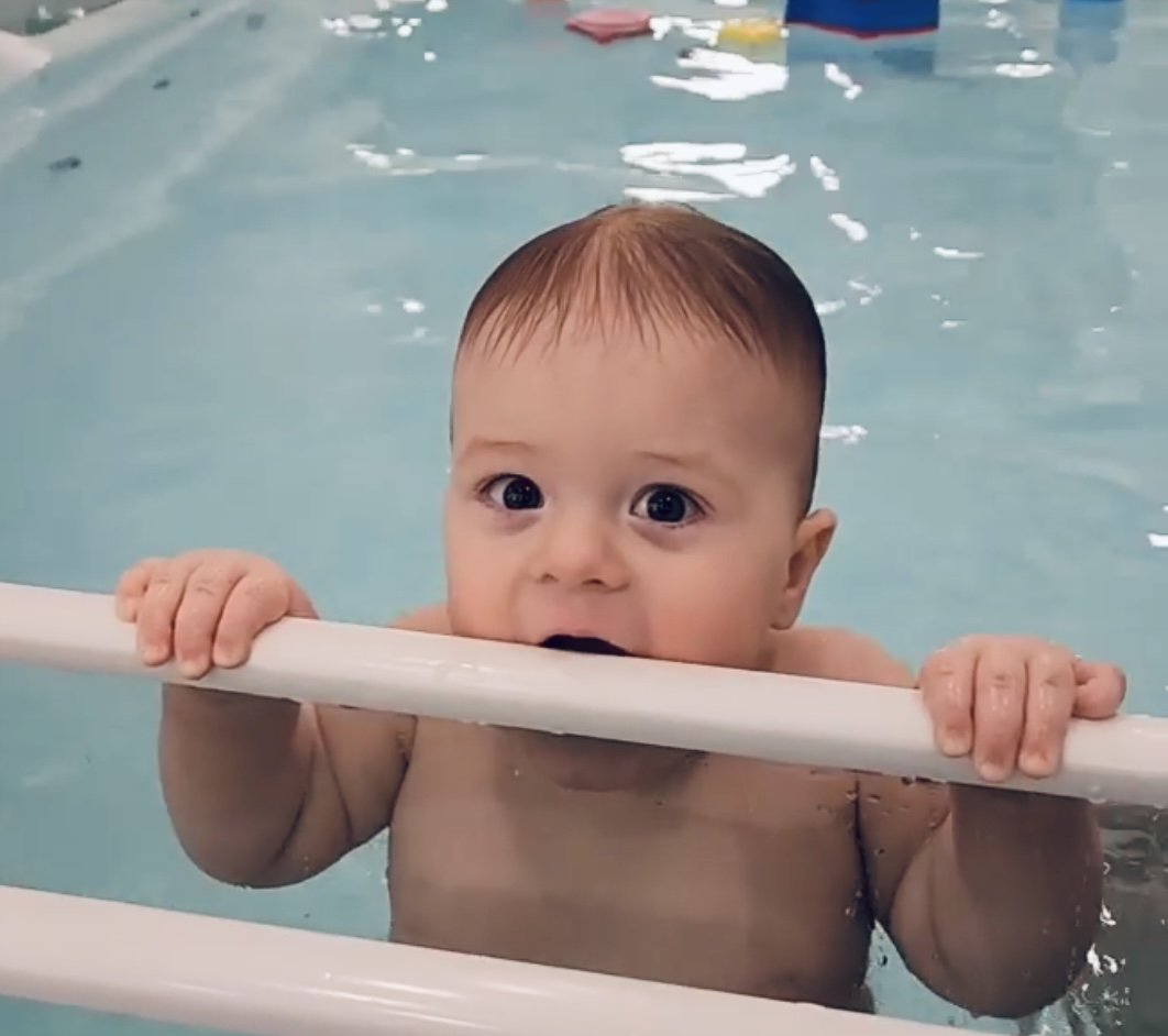 Initiation à l'eau pour un jeune enfant en bas âge