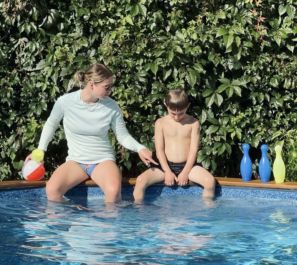 Une monitrice aquatique enseigne des techniques de nage à un garçon