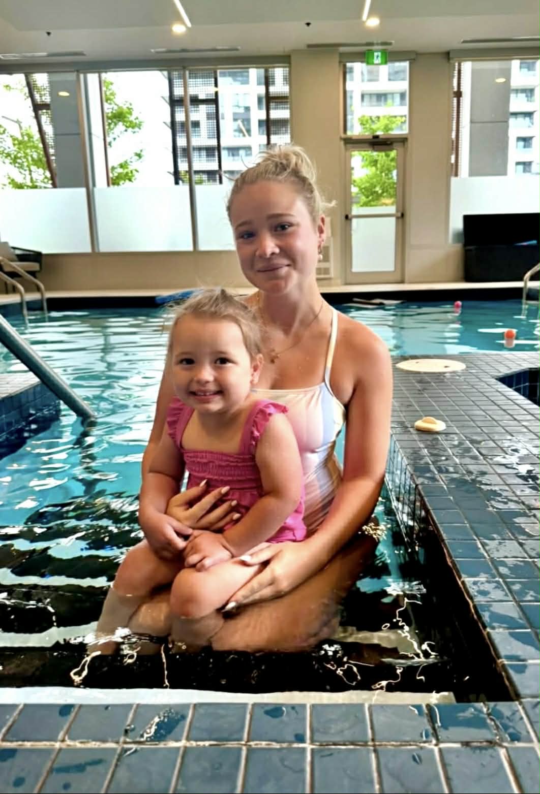 Monitrice AquaStars avec un enfant dans la piscine